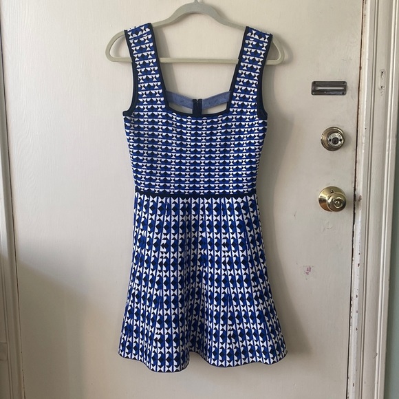 BCBGMaxAzria Dresses & Skirts - BCBG MAXAZRIA Y2K blue/black/white print knit mini jumper/dress, Size S